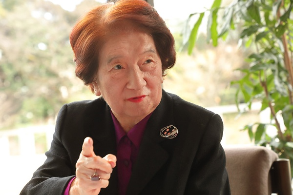 90歳を超えた今も、女性の社会進出を支援し続ける赤松良子さん。WIN WINでは選挙に立候補する女性に資金を援助している
