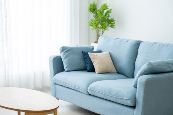 ソファーなどの家具はレンタルの活用を考えることもチェック！