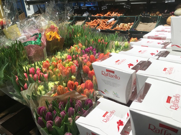 モスクワ市内のスーパーに並ぶ、国際女性デー用の花とチョコレート