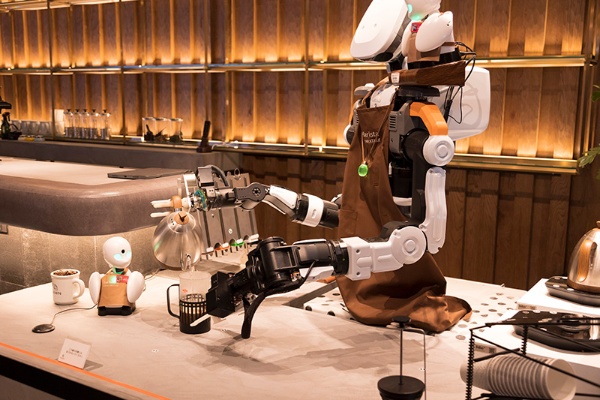 分身ロボット「テレバリスタ OriHime×NEXTAGE」は、元バリスタでALS患者のパイロットが発案者となり誕生した