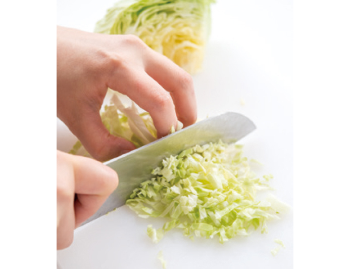 細かく刻んだ野菜をご飯に見立てた「ベジライス」。米国でブームに火がつき、その流れが国内でも広まっています。糖質量を抑えつつ満腹感が得られる、代謝に不可欠な栄養素も補える、といいことずくめ。今日から夕食に取り入れよう！ 今回は、弱った胃腸を修復、消化を促進するキャベツライスのレシピをご紹介します。