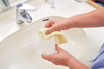 使用後の歯ブラシやコップを濡れたまま放置すると、緑膿菌が繁殖する。使用後はペーパータオルなどで水気を拭き取るなどして、乾かそう。歯ブラシはドライヤーで乾かしてもOK