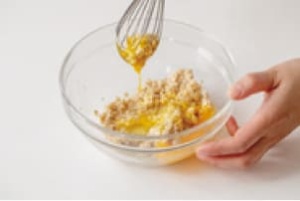 3. 2に卵を割り入れて、泡立て器で白身を切るようにしてしっかりと混ぜ合わせる。