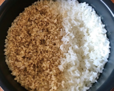 「玄米やせ玉」を作る場合は、玄米を一晩浸けておくと、にぎりやすい柔らかさに