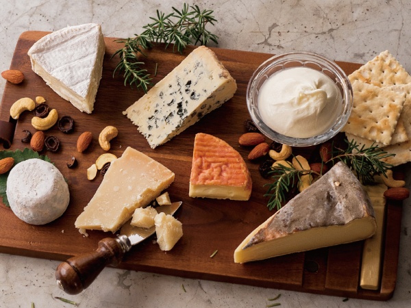 【チーズのルーツ】チーズは牛、山羊、羊などの乳に乳酸菌や酵素を加えて固め、乳清（ホエイ）を除いたもの。熟成させると微生物や酵素の働きでうまみや香りが増す。チーズづくりは、動物の家畜化が始まった紀元前8000年には始まっていたといわれるが、紀元前13世紀ごろ、アラビアの商人が水筒に乳を入れてラクダに乗ったところ偶然できたのが始まりという説もある