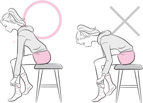 ○椅子に座るときも、股関節から曲げる 、×足に近づき過ぎて、背中を曲げている