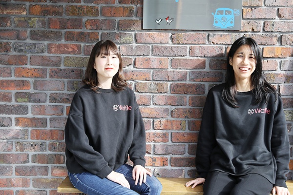 2019年にWaffleを立ち上げた田中沙弥果さん(左)と斎藤明日美さん(右)。現在の課題解決に向けた到達度は「15%ぐらい」(斎藤さん)。「まだまだですね。0.5%ぐらいです」(田中さん)