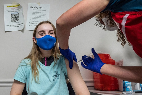 5月には、12歳から15歳の子どもにもワクチン接種が始まった（写真：AFP／アフロ）