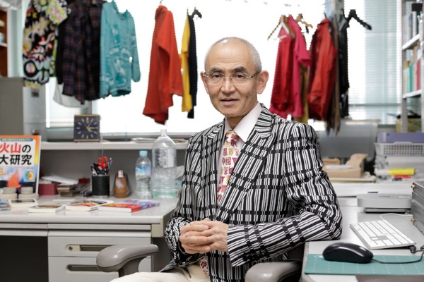 鎌田さんがファッショナブルな服を着始めたのは、ある日、授業後のパーティーに出るためにドレスアップして講義をしたところ学生の反応が全く違ったため。偶然が人生を豊かにしていく