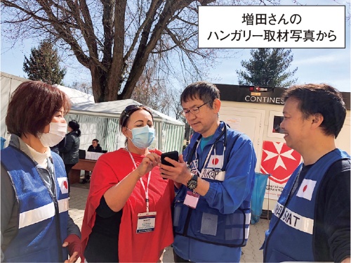 ウクライナとの国境近くにある仮設診療所で働く日本のNGO、AMDAの医師とスタッフたち。難民の健康チェックを行う。他国のスタッフとは、Google翻訳で会話。後ろのコンテナが難民の一時滞在の部屋。写真／増田ユリヤ
