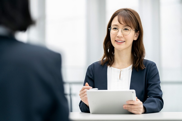 分科会では「就業時間の拘束をできるだけ少なくし、多様な働き方を認めるだけで、家事育児を抱える人も応募しやすくなる」との意見が出た。画像はイメージ