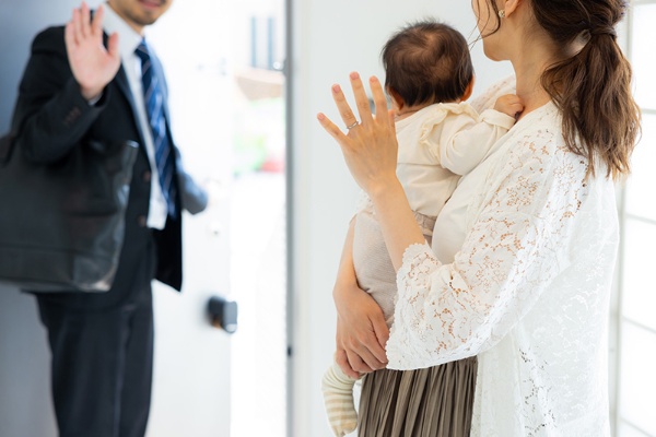 分科会では、男性育休取得率が上がらない背景に「男性は仕事、妻は家事」の家族像に縛られている実態があると指摘。画像はイメージ