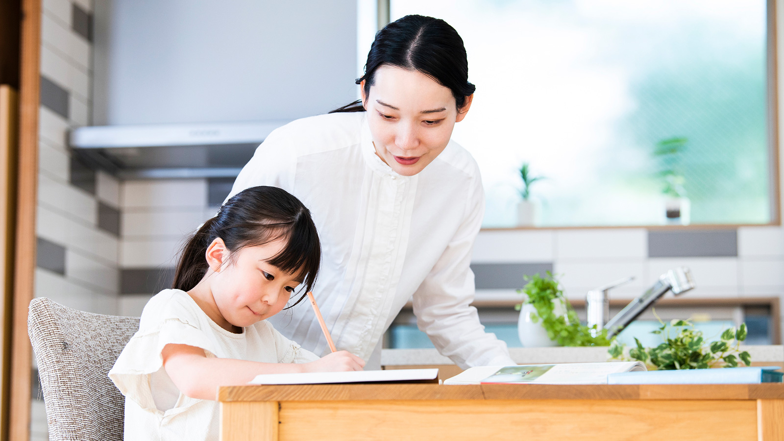 幼少期は親子時間優先、成長後は仕事へシフトが教育投資の最適解　中室牧子