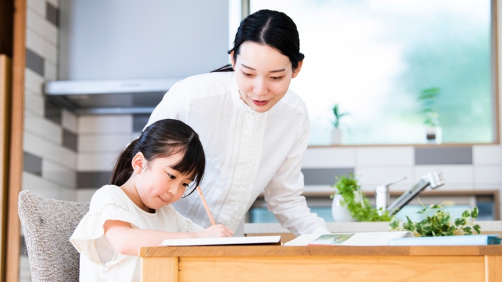 幼少期は親子時間優先、成長後は仕事へシフトが教育投資の最適解 中室牧子
