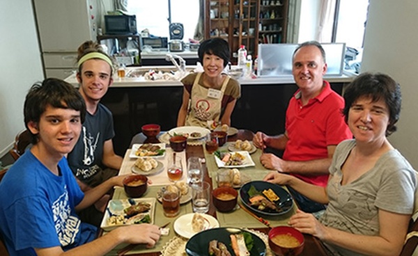 日本を訪れる外国人観光客などに家庭料理を教える「わしょクック」代表取締役社長の富永紀子さん（中央）
