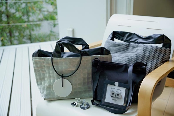 「アクリリックのバッグは素材ありき」という坂さん。特殊メッシュ生地やソファの張り地といった産業素材は、見る角度や光によって色や風合いが変化する。シンプルなデザインと特徴的な素材の組み合わせがブランドならではの個性に