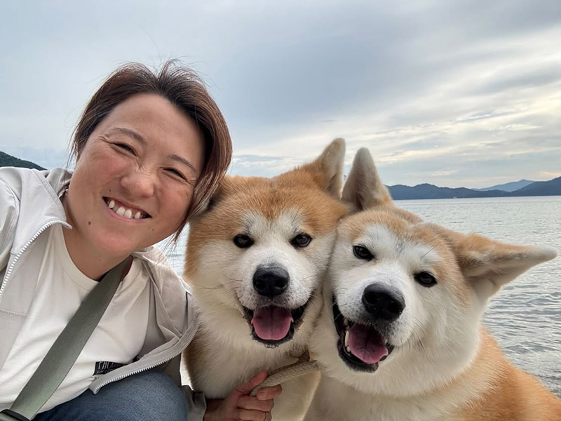 世界飛び回る旅行添乗員→43歳「秋田犬」民泊オーナーに なぜ？：日経