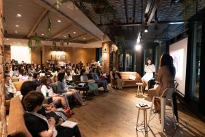 2019年6月に開催した「日経ARIA読者交流会」の様子。約70人の読者がトークセッションなど交流を楽しんだ