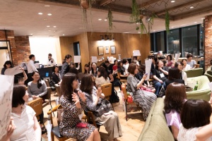2019年6月に開催した「日経ARIA読者交流会」の様子。約70人の読者がトークセッションなど交流を楽しんだ