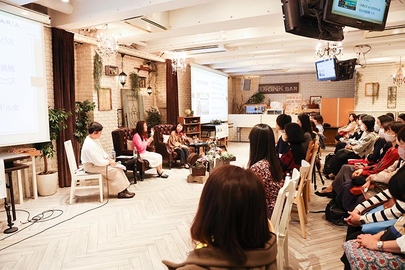 2人のトークに聞き入る読者の皆さん。大阪、名古屋から足を運んでくれた人も。「2人に聞いてみたいこと」という事前質問にもたくさんの書き込みが