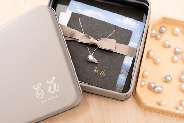 三重県伊勢志摩産あこや真珠のみを使ったジュエリーブランド「セブンスリー」の金魚真珠ネックレス。写真のように形がふぞろいな真珠は、市場にほとんど出回らなかった