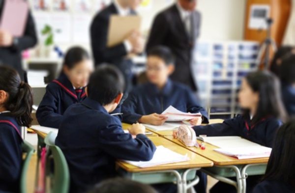 秋田県の小学校の探究型学習の一コマ。全国から教育関係者が視察に訪れる