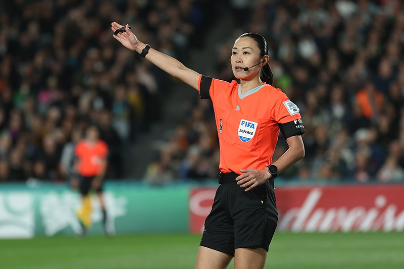 屈強な男性選手に詰め寄られても動じない訳 パリ五輪サッカー主審