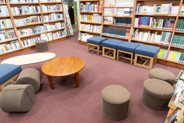 「図書館にはカーペットを敷いたスペースもあり、床に座ったり、寝転んだりして、ゆったりとくつろぎながら本を読むことができます」