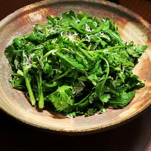 春菊「だけ」にしらすと白ゴマをふりかけ、ゴマ油と塩であえたサラダ