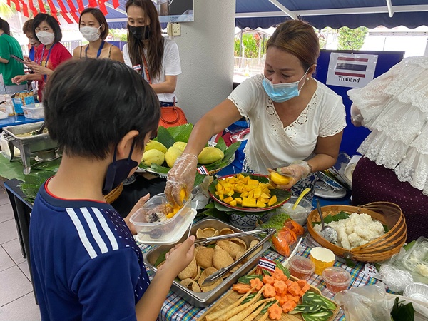 学校で行われた、それぞれの国の料理や文化を保護者と生徒が紹介するイベント