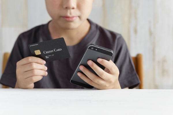 お金を使っている自覚のないまま、ゲームに課金してしまうリスクも