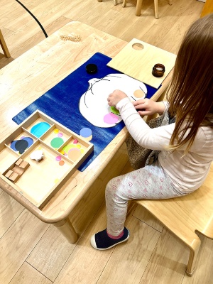 子どもたちは登園して、手洗いなどの準備が整うとすぐに、棚から自分の好きな「お仕事」を選んで、好奇心の赴くままに教材に没頭します。「心が満たされる」とこんな幸せそうな表情をするのだな、と日々私の方が癒されています。写真提供/久保さん