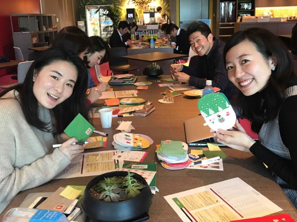 2019年12月、ボランティア活動として、ひとり親家庭向けのクリスマスカードを準備する社員たち