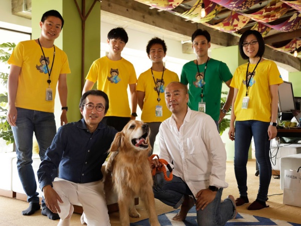2019年6月、同社の和歌山県白浜町にあるオフィスにて。オフィス犬のトーマスとともに、地元の学生を対象に、命の大切さを伝えるボランティア活動を実施
