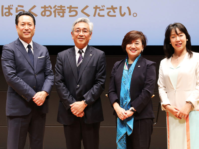 左から、日経BP執行役員・高柳正盛、カゴメ取締役会長・寺田直行さん、ポーラ代表取締役社長・及川美紀さん、日経xwoman総編集長・羽生祥子