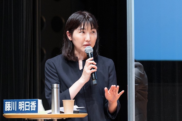 調査の4つの指標について説明する日経WOMAN編集長の藤川明日香