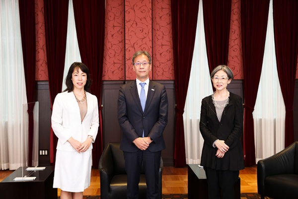 写真右から、東京大学理事・副学長の林香里さん、東京大学総長 藤井輝夫さん、日経xwoman編集委員 羽生祥子