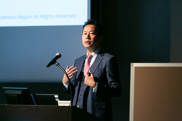 一般社団法人グラミン日本 理事長・CEOの百野 公裕氏。愛知県生まれ。米国公認会計士。外資系コンサルティングファームのPwC、プロティビティ(旧アーサーアンダーセン)で活躍。2017年8月よりグラミン日本準備機構の設立メンバーとなり、グラミン日本の設立準備にプロボノとして参画。2018年9月より現職。2021年から慶応義塾大学大学院非常勤講師を務める