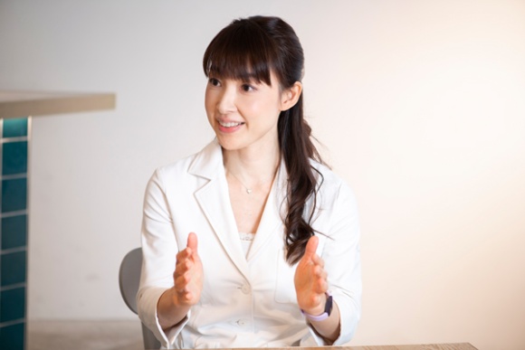 <b>吉形玲美</b>(よしかた・れみ)さん<br> 医学博士 日本産科婦人科学会 産婦人科専門医<br> 医療法人社団ミッドタウンクリニック特別顧問(女性医療研究主幹) <br> 医療法人社団進興会特別顧問 浜松町ハマサイトクリニック婦人科医師 <br> 東京女子医科大学病院産婦人科非常勤講師<br> 女性医療、更年期医療に注力し、ゆらぎやすい女性のホルモンマネジメントを得意とする。40代以降の女性の健康の鍵を握る成分として注目される「エクオール」においては、世の中に広く認知される以前からその臨床研究をリードしており、更年期医療に注力している