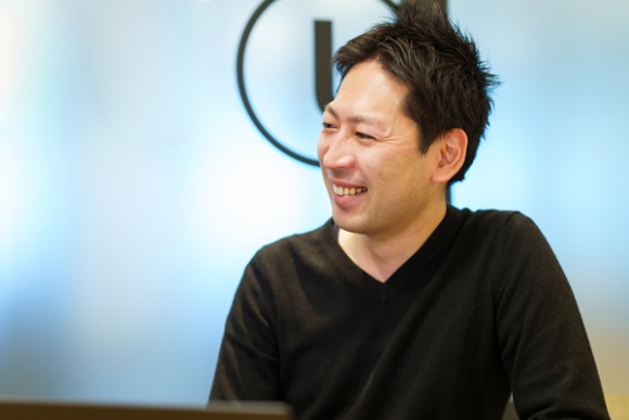 <b>縞谷悠介(しまたに・ゆうすけ)</b>さん<br> ふるさとチョイス事業本部<br> 地域ソリューション部 ICTプロダクトチーム<br>撮影場所:WeWork Shibuya Scramble Square