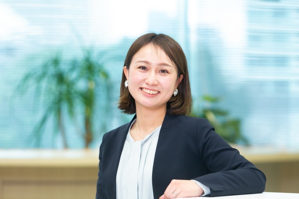 須田侑唯(すだ・ゆい)さん<br>アバナード シニアコンサルタント<br>大学でビジュアルデザインを学び、2011年に新卒でシステム開発会社に入社。2016年から1年間、アイルランドに語学留学。2017年アバナードに入社し、アナリスト、シニアアナリスト、コンサルタントを経て2021年12月よりシニアコンサルタントに。2019年より社内のI&D活動のコアメンバーとしても活動している