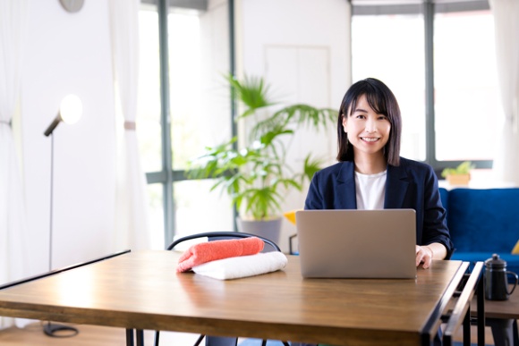 <b>丹後佳代</b>さん<br>丹後取締役/日経xwomanアンバサダー<br> 1980年生まれ。愛媛県今治市で夫と2人の娘との4人暮らし。運命的な出合いから老舗タオル工場を引き継ぐことに。2015年に知識・経験・取引先すべてゼロから立ちあげたタオルブランド「OLSIA(オルシア)」は、その品質や肌触りのよさなどから全国にファンを持つ