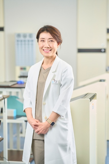 <b>三木恵美子(みき・えみこ)</b>さん<br> 南青山アイクリニック副院長<br> 眼科専門医<br> 白内障手術をはじめ、斜視や眼瞼下垂、涙点閉鎖など多岐にわたる眼治療を担っている。柔和な笑顔も魅力で、患者さんからの信頼が厚い。日本国内でまだ数少ないICLエキスパートインストラクターに認定されている