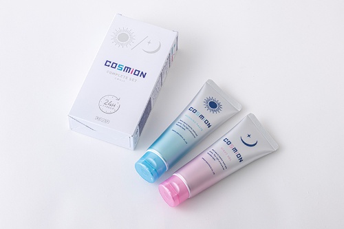 写真中:コスミオン 朝用モーニングペースト(ペーストタイプ)100g 1019円(税込)医薬部外品 写真右:コスミオン 夜用ナイトジェル(ジェルタイプ)70g 1019円(税込)医薬部外品 写真左:コスミオン コンプリートセット(ペーストタイプ+ジェルタイプのセット商品)100g+70g 1833円(税込)医薬部外品 写真中:コスミオン 朝用モーニングペースト(ペーストタイプ)100g 1019円(税込)医薬部外品 写真右:コスミオン 夜用ナイトジェル(ジェルタイプ)70g 1019円(税込)医薬部外品 写真左:コスミオン コンプリートセット(ペーストタイプ+ジェルタイプのセット商品)100g+70g 1833円(税込)医薬部外品