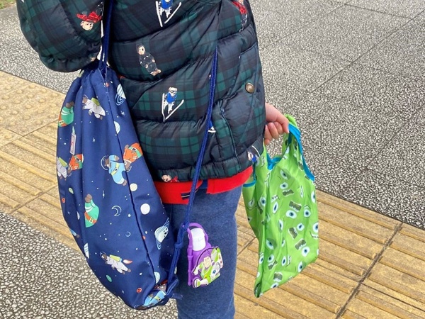 好きなキャラクターがあしらわれた子ども用の小さなマイバッグを持って買い物に。自分で荷物を持ちたい！　という気持ちを引き出す役割も（写真：佐藤さん提供）