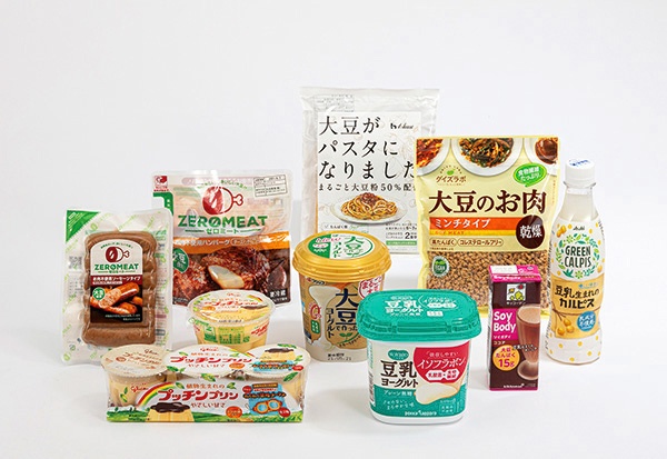 動物性たんぱく質から植物性への移行の動きだけでなく、小麦粉を大豆粉で代用するなど、健康面を意識した商品でもアイテムが広がっている日本の大豆ブーム(写真は「アメリカ産大豆」のほか、カナダ産などを原料とする商品も含んでいます)