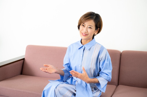 <b>大橋マキ</b>(おおはし・まき)さん<br> アロマセラピスト、一般社団法人はっぷ代表<br> 神奈川県出身。1999年聖心女子大学文学部卒業後、フジテレビにアナウンサーとして入社。その後、植物療法を学ぶため英国に留学。帰国後、IFA認定アロマセラピストとして病院で活動し、2018年に一般社団法人はっぷを設立。植物療法やガーデニングを通じた介護予防や多世代交流、ハッピーエイジングな町づくりを行う。神奈川県葉山町で子どもたちと海遊び・山遊びを満喫している。今秋『葉山和ハーブ手帖』発刊予定