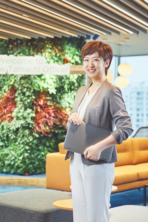 <b>山内沙也加(やまうち・さやか)</b>さん<br> ヴイエムウェア株式会社<br> プロフェッショナルサービス統括本部<br> テクノロジー コンサルティング<br> アソシエイト コンサルタント<br> PSOのコンサルタントとして、顧客環境に導入されるヴイエムウェア製品の設計や構築を支援。ほぼ100%リモート勤務のため、仕事と勉強、育児を理想のバランスで実現できると話す