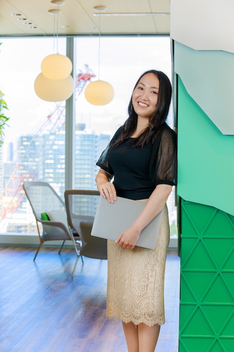 <b>高松萌子(たかまつ・もえこ)</b>さん<br> ヴイエムウェア株式会社<br> プロフェッショナルサービス統括本部<br> シニア テクニカル アカウント マネージャ<br> ヴイエムウェア製品の運用アドバイスを通じて顧客ビジネスに貢献するテクニカル アカウントマネジメント サービスに従事。社内ではシニアとして、後輩指導も任されている