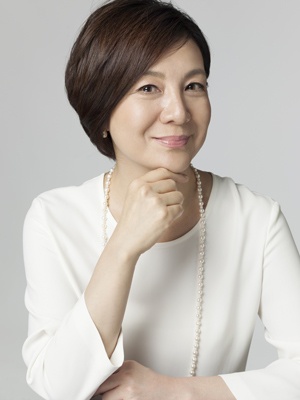 <b>津田攝子(つだ・せつこ)</b>さん<br> 津田クリニック副院長<br> 皮膚科専門医。臨床スキンケア開発医。92年から化粧品の研究開発に携わる。07年より現職。皮膚科医としての臨床経験と自らの肌を実験台にしたスキンケア製品の開発やアドバイスに定評がある